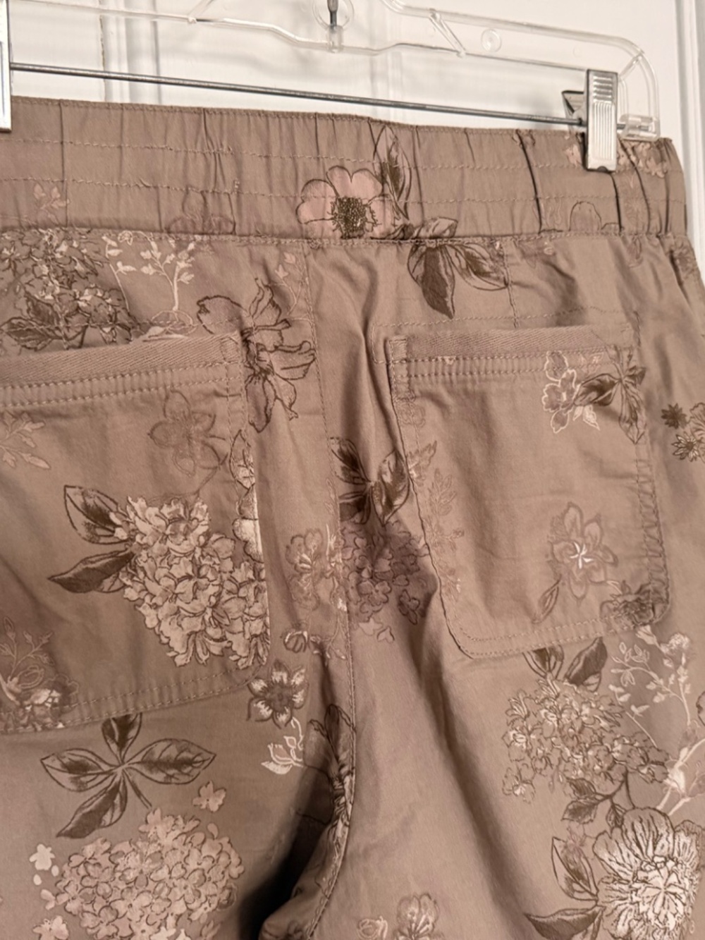 Democracy floral print cropped utility pants in a tan and cream size 10 - Picture 7 of 9